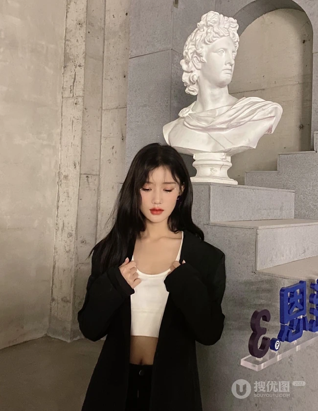 福建女明星陈意涵黑衣休闲装短裤悠闲随意美照