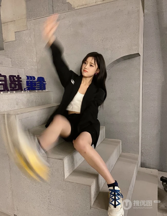 福建女明星陈意涵黑衣休闲装短裤悠闲随意美照