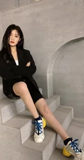 福建女明星陈意涵黑衣休闲装短裤悠闲随意美照