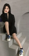 福建女明星陈意涵黑衣休闲装短裤悠闲随意美照
