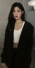 福建女明星陈意涵黑衣休闲装短裤悠闲随意美照