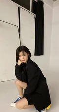 福建女明星陈意涵黑衣休闲装短裤悠闲随意美照