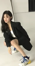 福建女明星陈意涵黑衣休闲装短裤悠闲随意美照