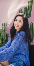 王艺瑾仙人掌前拍写真，露白皙大长腿图片