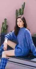 王艺瑾仙人掌前拍写真，露白皙大长腿图片