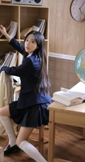 长发及腰的JK制服女生高中生清纯唯美居家看书学习写字图片