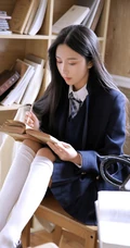 长发及腰的JK制服女生高中生清纯唯美居家看书学习写字图片