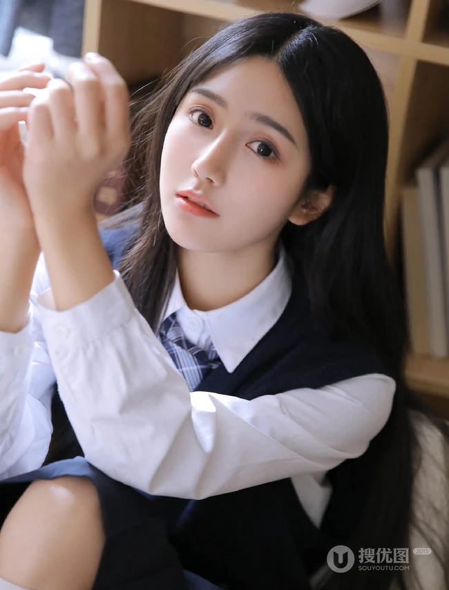 长发及腰的JK制服女生高中生清纯唯美居家看书学习写字图片