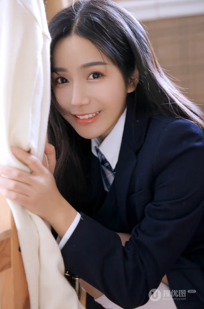 长发及腰的JK制服女生高中生清纯唯美居家看书学习写字图片