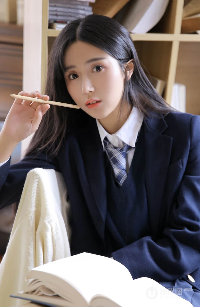 长发及腰的JK制服女生高中生清纯唯美居家看书学习写字图片