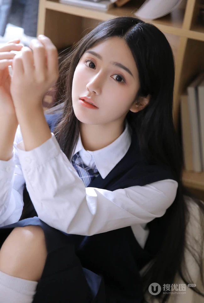 长发及腰的JK制服女生高中生清纯唯美居家看书学习写字图片