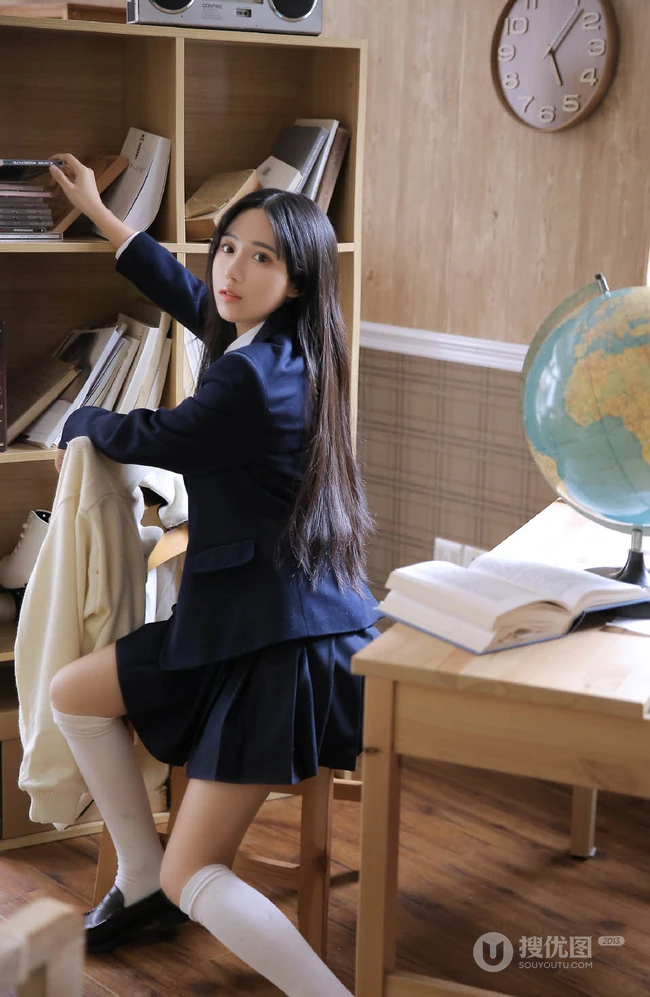 长发及腰的JK制服女生高中生清纯唯美居家看书学习写字图片