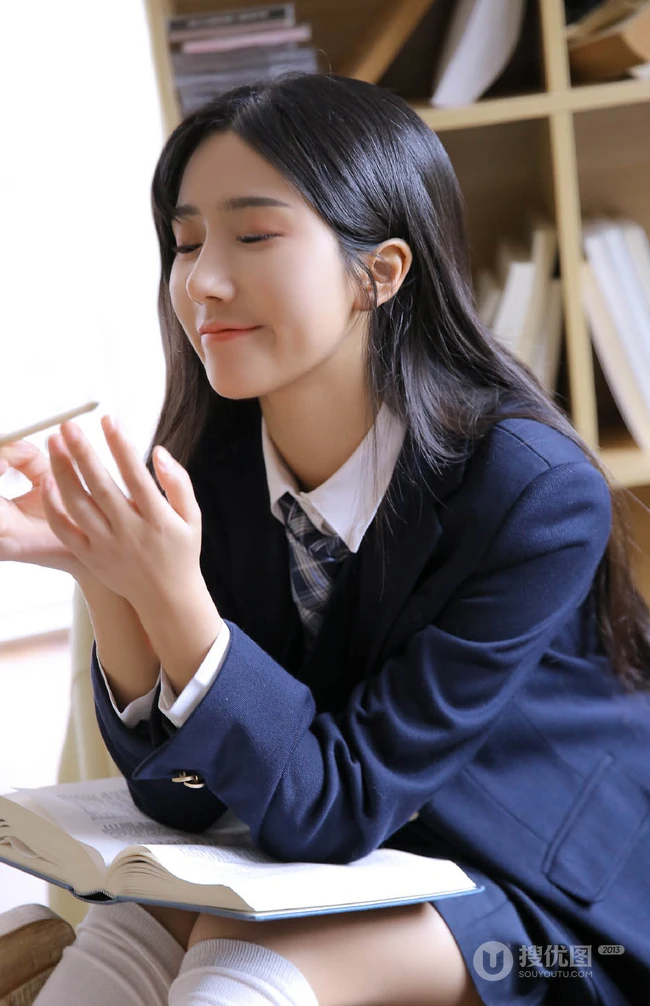 长发及腰的JK制服女生高中生清纯唯美居家看书学习写字图片