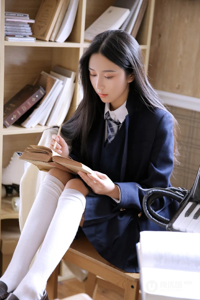 长发及腰的JK制服女生高中生清纯唯美居家看书学习写字图片