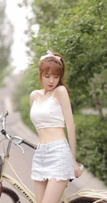 高颜值浅粉白皙线条感纤细线条女生骑单车街拍写真美图