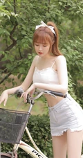 高颜值浅粉白皙线条感纤细线条女生骑单车街拍写真美图