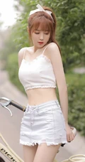 高颜值浅粉白皙线条感纤细线条女生骑单车街拍写真美图