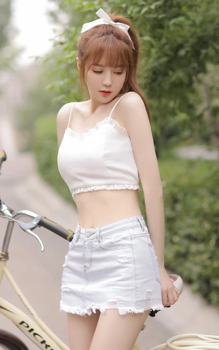 高颜值浅粉白皙线条感纤细线条女生骑单车街拍写真美图