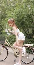 高颜值浅粉白皙线条感纤细线条女生骑单车街拍写真美图