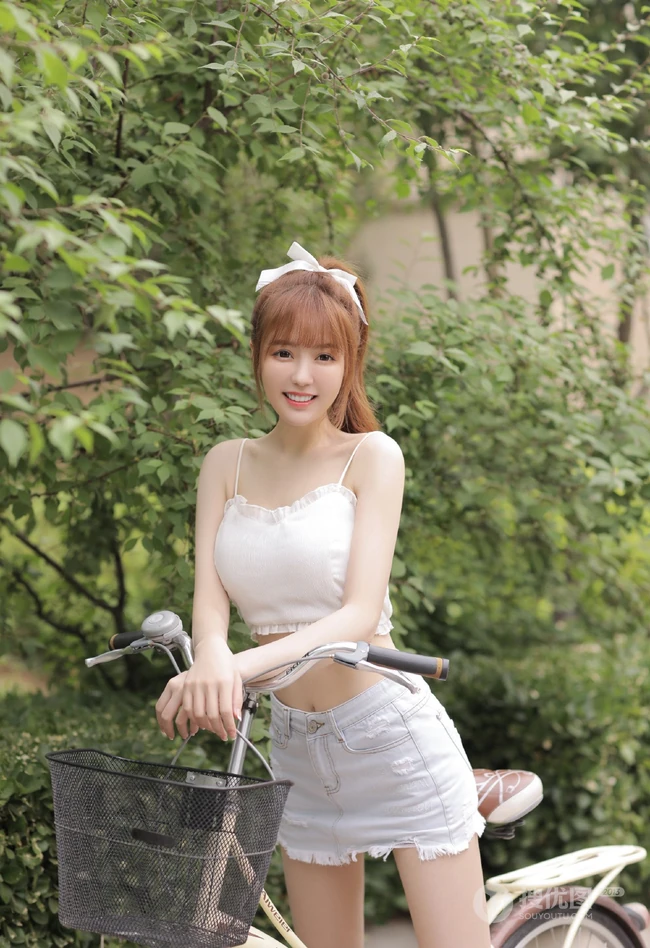 高颜值浅粉白皙线条感纤细线条女生骑单车街拍写真美图