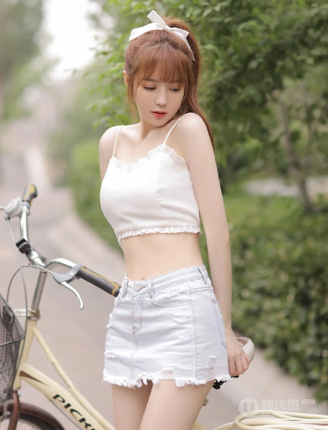 高颜值浅粉白皙线条感纤细线条女生骑单车街拍写真美图