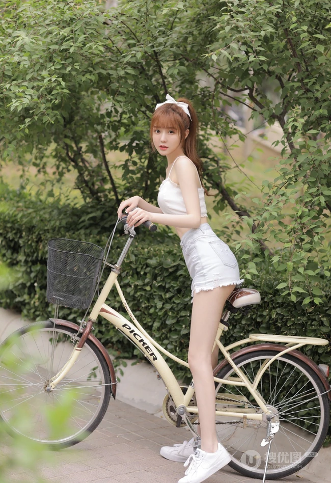 高颜值浅粉白皙线条感纤细线条女生骑单车街拍写真美图