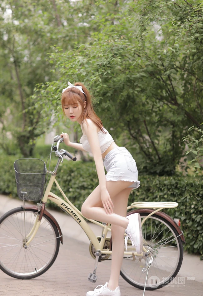 高颜值浅粉白皙线条感纤细线条女生骑单车街拍写真美图