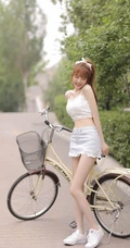 高颜值浅粉白皙线条感纤细线条女生骑单车街拍写真美图
