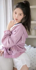 穿紧身白色短裤的漂亮马尾辫女生小姐姐高清室内美图收录