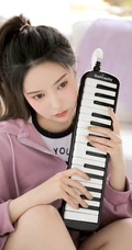 穿紧身白色短裤的漂亮马尾辫女生小姐姐高清室内美图收录