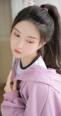 穿紧身白色短裤的漂亮马尾辫女生小姐姐高清室内美图收录
