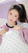 穿紧身白色短裤的漂亮马尾辫女生小姐姐高清室内美图收录