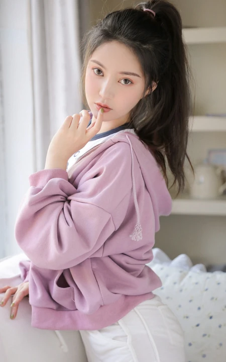 穿紧身白色短裤的漂亮马尾辫女生小姐姐高清室内美图收录