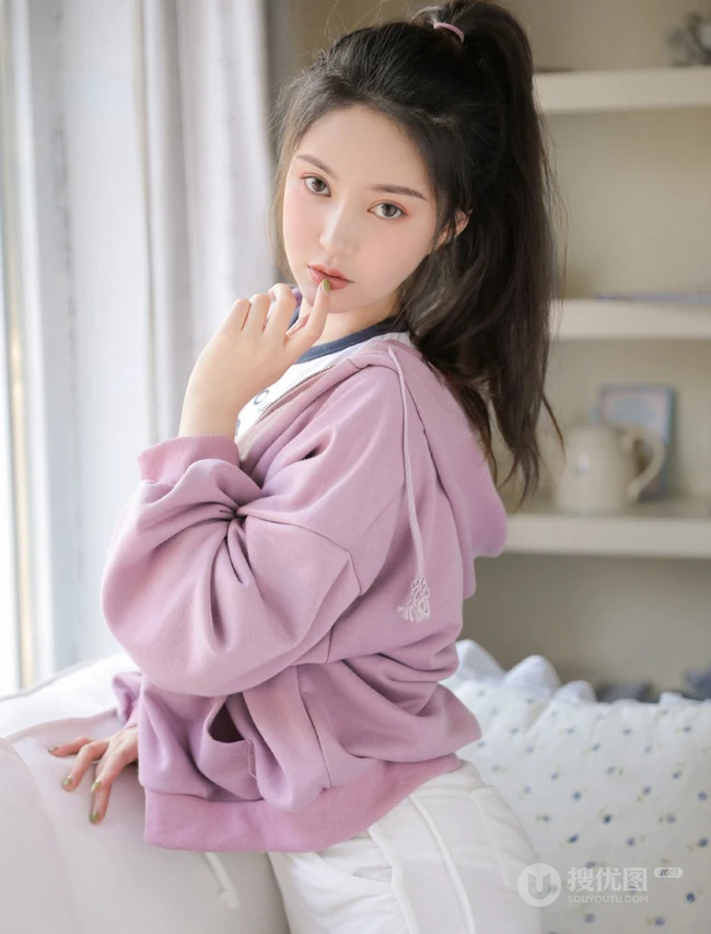 穿紧身白色短裤的漂亮马尾辫女生小姐姐高清室内美图收录