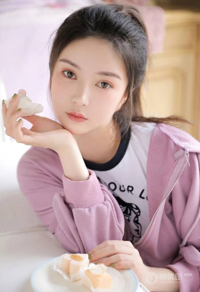 穿紧身白色短裤的漂亮马尾辫女生小姐姐高清室内美图收录