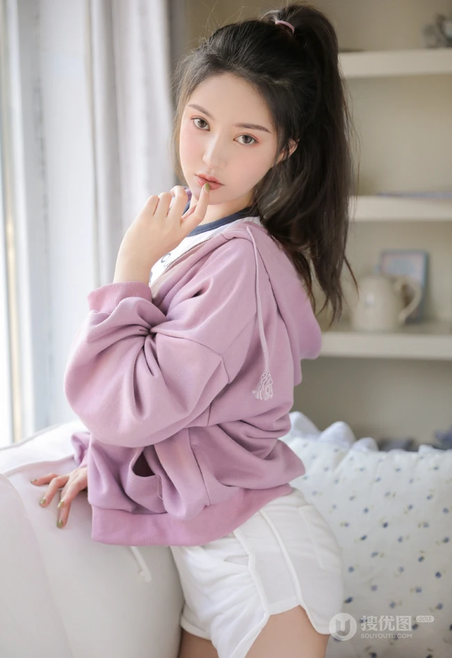 穿紧身白色短裤的漂亮马尾辫女生小姐姐高清室内美图收录