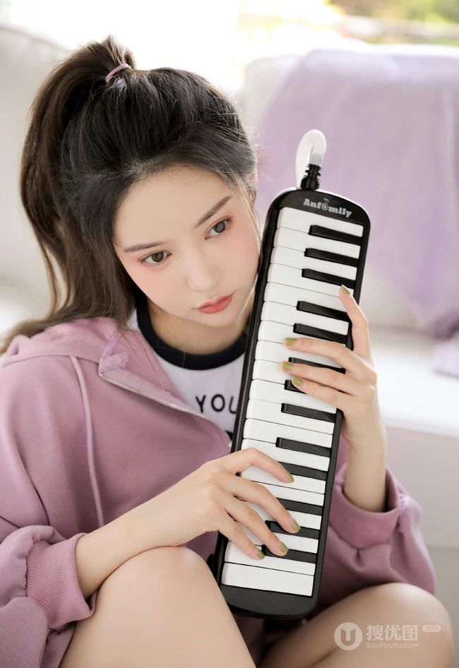 穿紧身白色短裤的漂亮马尾辫女生小姐姐高清室内美图收录