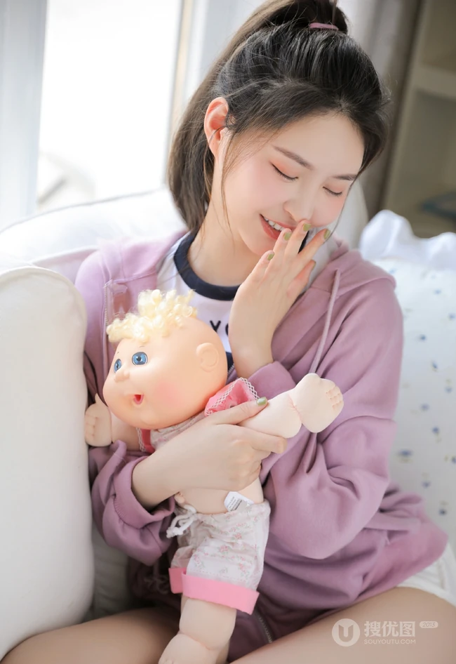 穿紧身白色短裤的漂亮马尾辫女生小姐姐高清室内美图收录