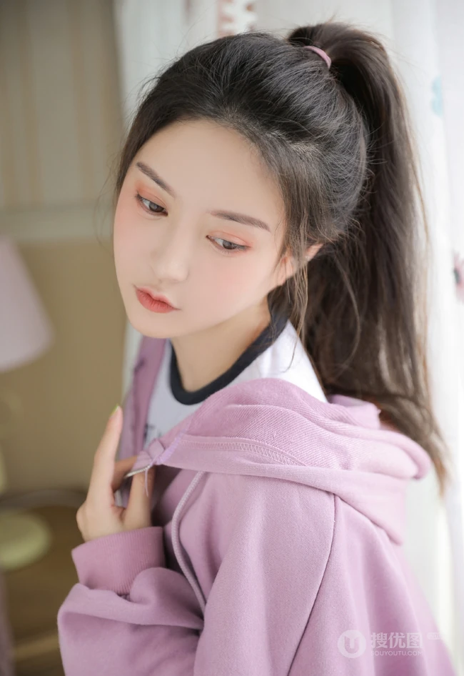 穿紧身白色短裤的漂亮马尾辫女生小姐姐高清室内美图收录