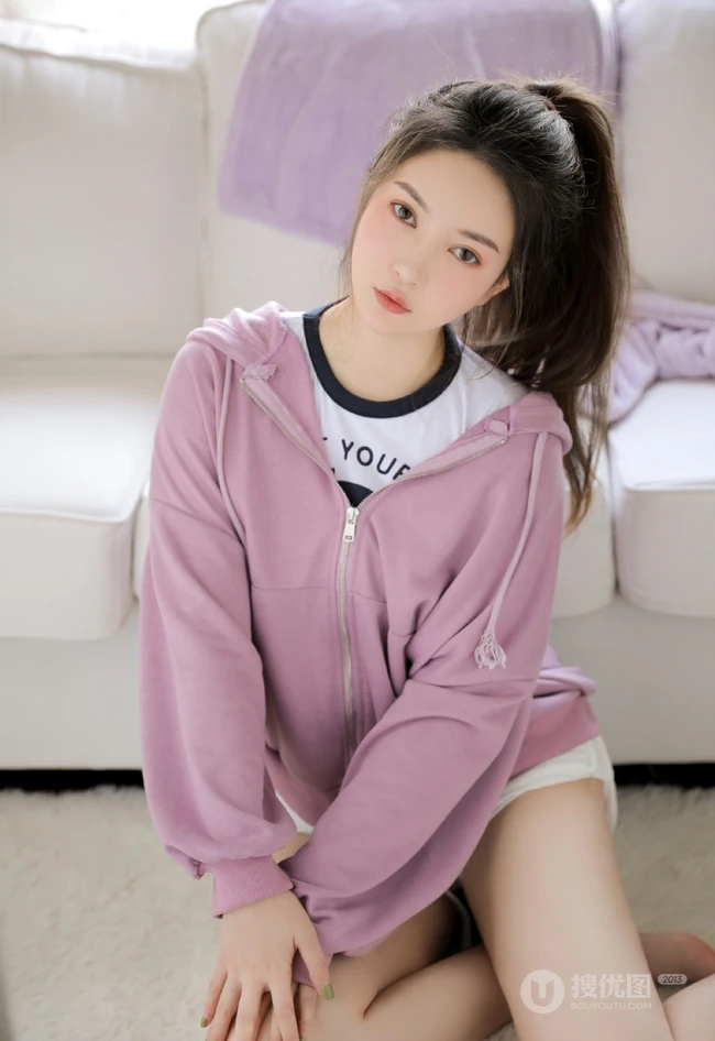 穿紧身白色短裤的漂亮马尾辫女生小姐姐高清室内美图收录