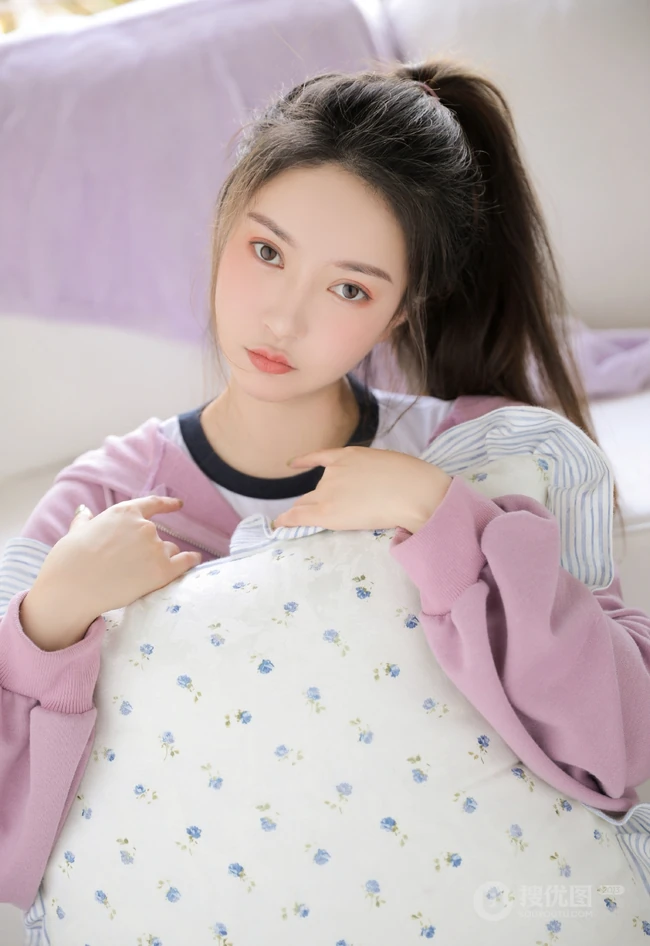 穿紧身白色短裤的漂亮马尾辫女生小姐姐高清室内美图收录