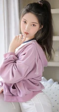 穿紧身白色短裤的漂亮马尾辫女生小姐姐高清室内美图收录