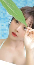 泳池里玩水游泳的麻花辫可爱泳装女生MM吸睛气质图片