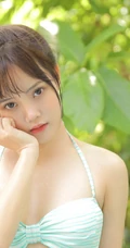泳池里玩水游泳的麻花辫可爱泳装女生MM吸睛气质图片