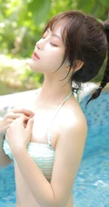 泳池里玩水游泳的麻花辫可爱泳装女生MM吸睛气质图片