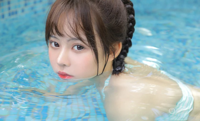 泳池里玩水游泳的麻花辫可爱泳装女生MM吸睛气质图片