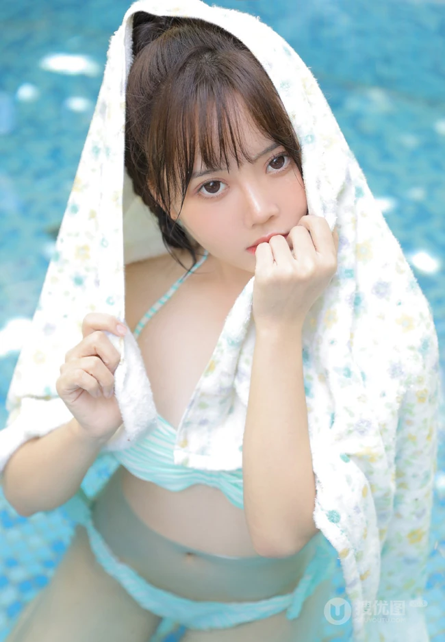 泳池里玩水游泳的麻花辫可爱泳装女生MM吸睛气质图片
