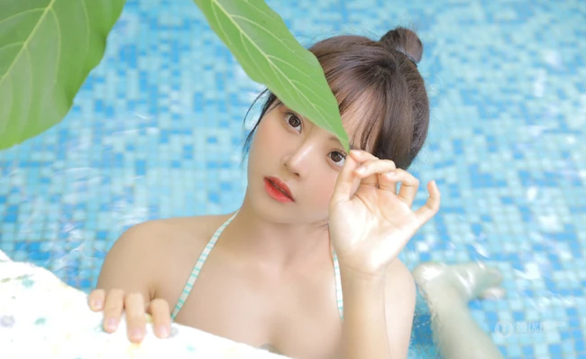 泳池里玩水游泳的麻花辫可爱泳装女生MM吸睛气质图片