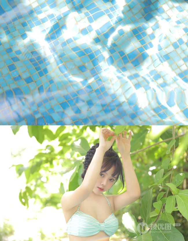 泳池里玩水游泳的麻花辫可爱泳装女生MM吸睛气质图片