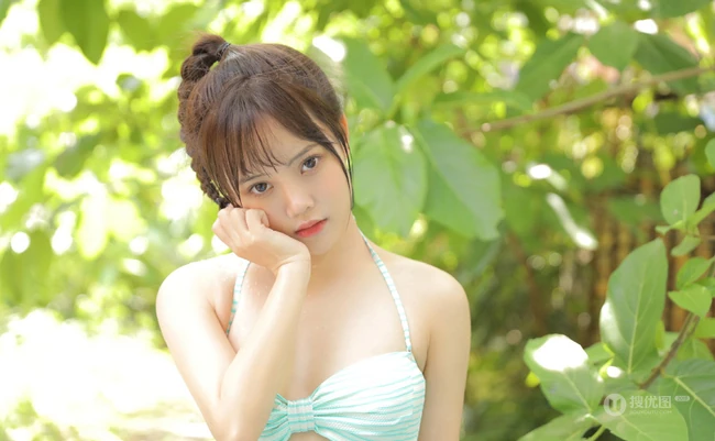 泳池里玩水游泳的麻花辫可爱泳装女生MM吸睛气质图片